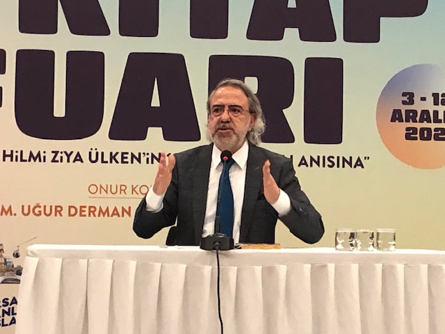 Mustafa Armağan Bursa Kitap Fuarı'nda Okuyucuları ile Buluştu